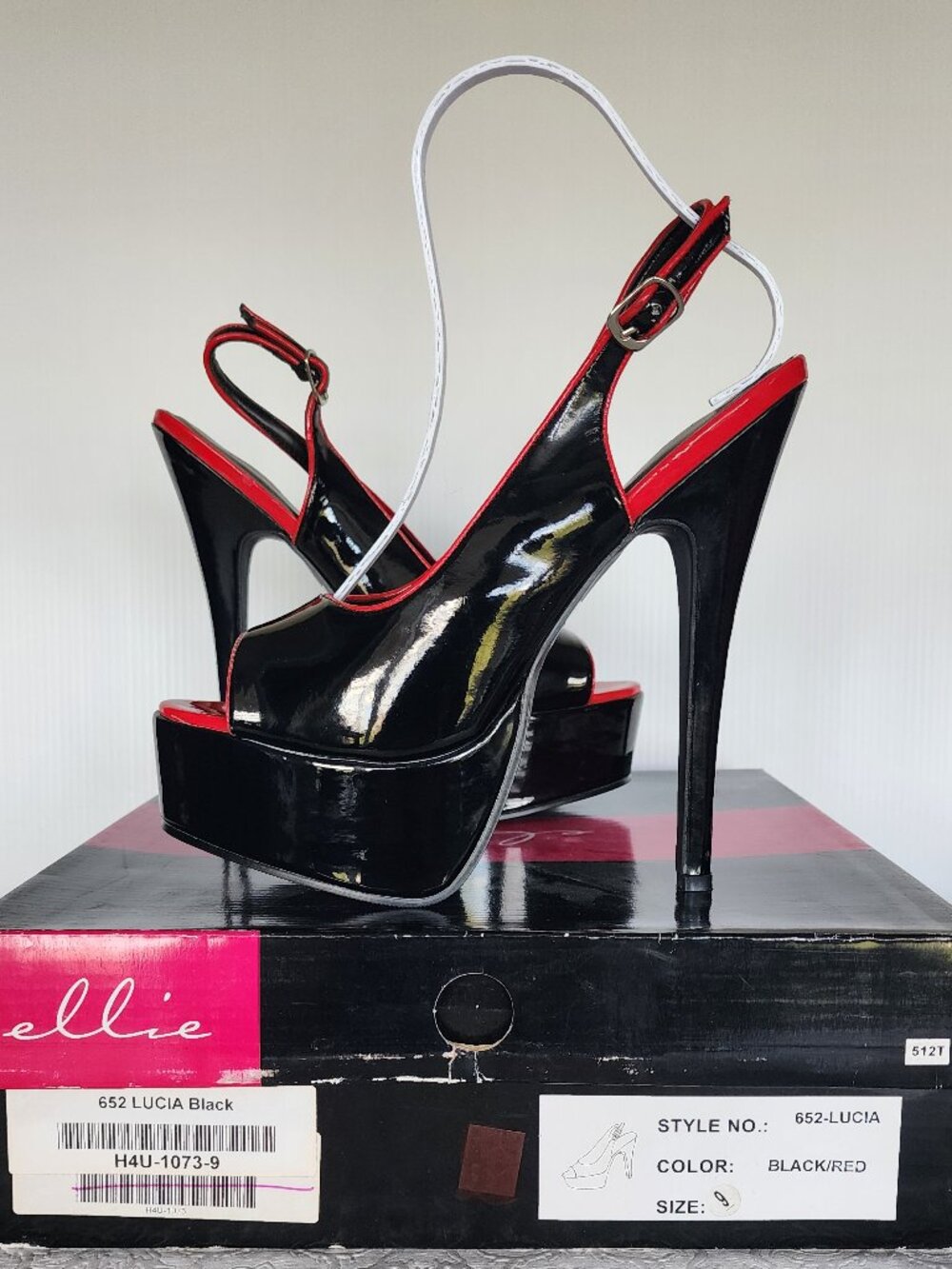 H4U-1073 Ellie 652 Lucia